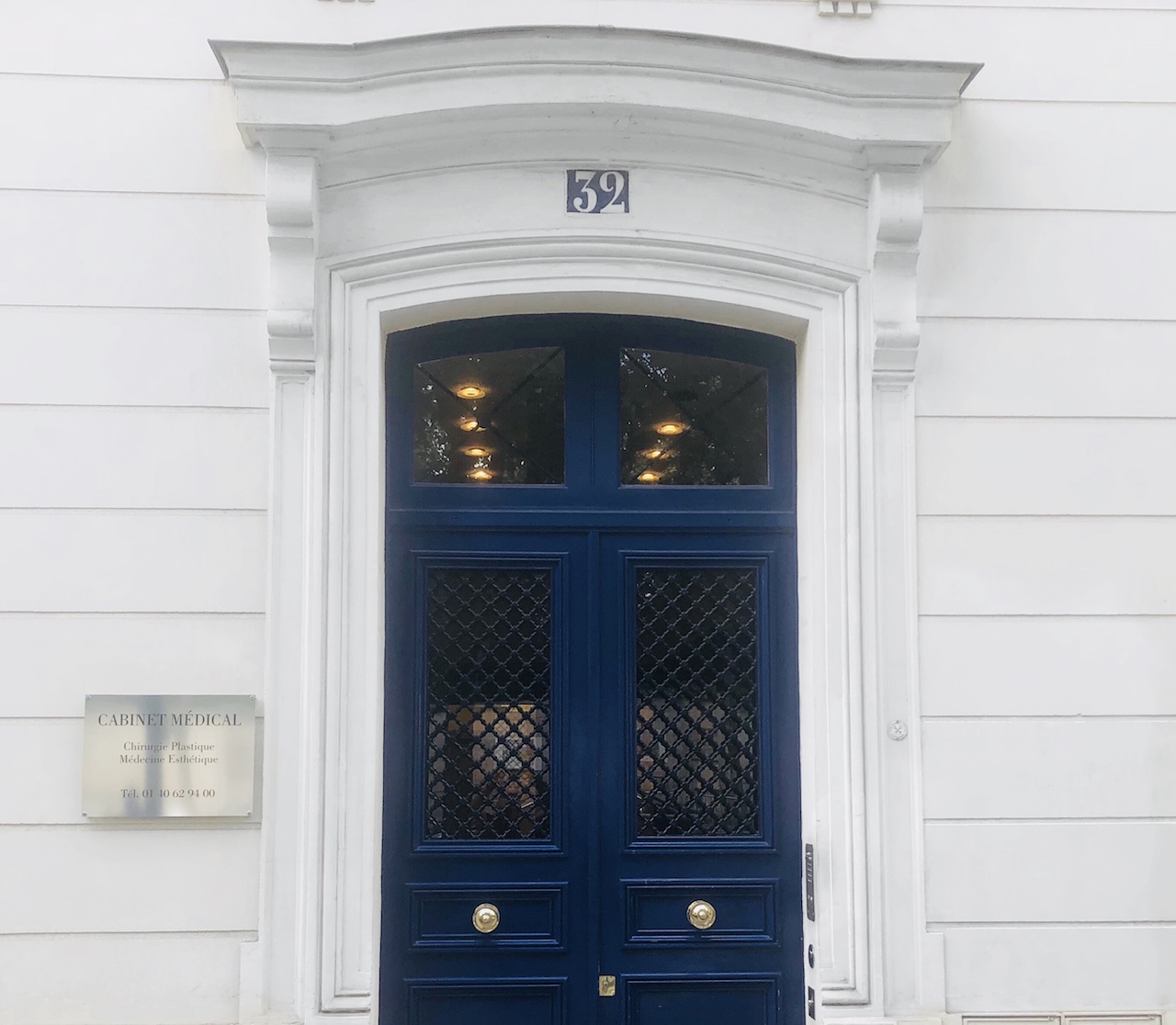 Porte entrée immeuble Cabinet chirurgien esthétique Paris
